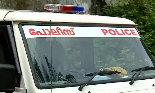 നടുറോഡിൽ വനിതാ സുഹൃത്തുക്കൾ തമ്മിൽ തല്ലി; എഎസ്ഐക്ക് സസ്പെൻഷൻ