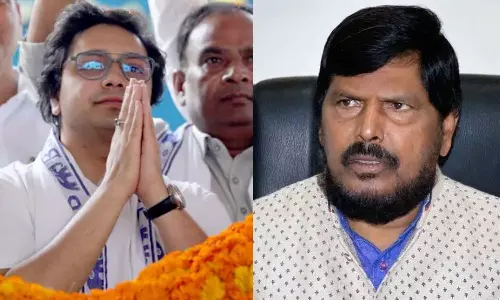 മായാവതി പുറത്താക്കിയ അനന്തരവൻ ആകാശിനെ പാർട്ടിയിലേക്ക് ക്ഷണിച്ച് അതാവലെ