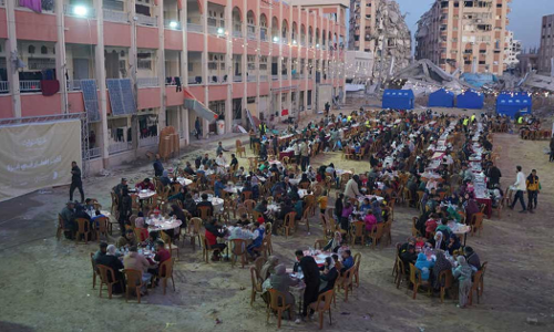 ഗസ്സയില്‍ കൂറ്റന്‍ ഇഫ്താര്‍ വിരുന്നൊരുക്കി ഖത്തര്‍ ചാരിറ്റി