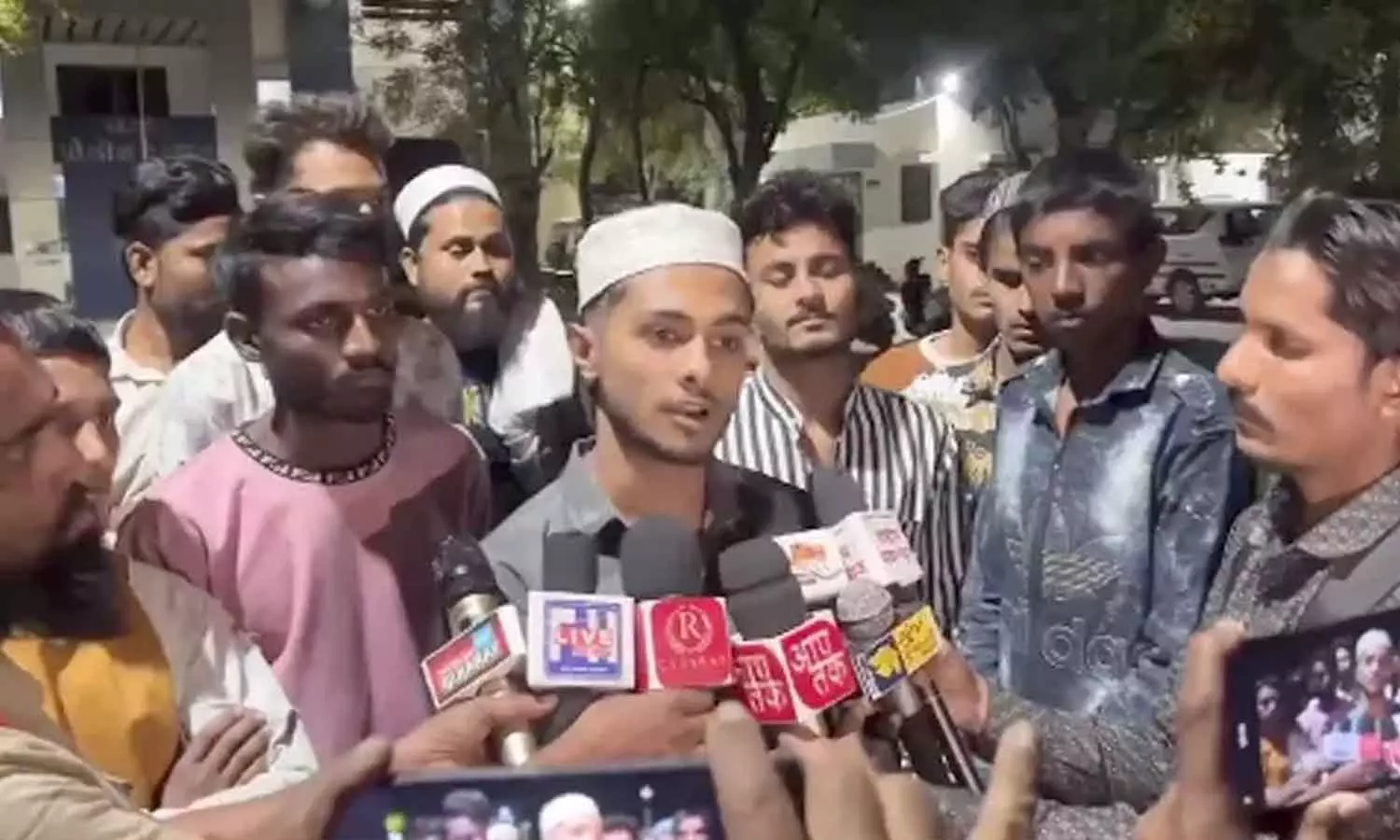 Hindu extremists attack those returning after Taraweeh Hindu extremists attack those returning after Taraweeh