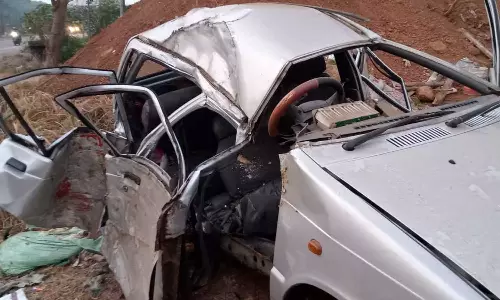 തൃശൂരിൽ കാർ മരത്തിലിടിച്ച് രണ്ടു പേർ മരിച്ചു