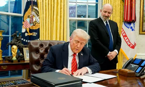 കനേഡിയൻ മെക്സിക്കൻ ഉത്പന്നങ്ങൾക്ക് അധിക ഇറക്കുമതി തീരുവ ചുമത്തിയുള്ള തീരുമാനം നീട്ടി; മലക്കം മറിഞ്ഞ് ട്രംപ്