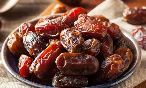 ഒമാനിൽ കഴിഞ്ഞ വർഷം ഉൽപാദിപ്പിച്ചത് 4 ലക്ഷം ടണ്ണിനടുത്ത് ഈത്തപ്പഴം ഒമാനിൽ കഴിഞ്ഞ വർഷം ഉൽപാദിപ്പിച്ചത് 4 ലക്ഷം ടണ്ണിനടുത്ത് ഈത്തപ്പഴം