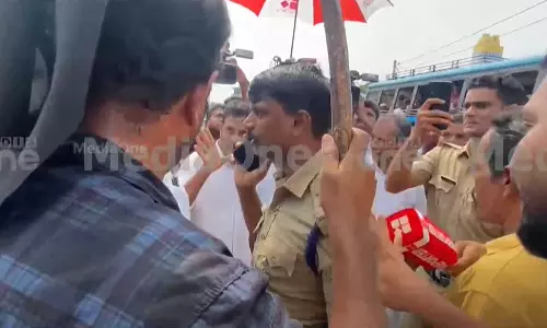 ഓട്ടോ ഡ്രൈവറുടെ കൊലപാതകം: മലപ്പുറത്ത് ബസ് തടഞ്ഞ് നാട്ടുകാരുടെ പ്രതിഷേധം