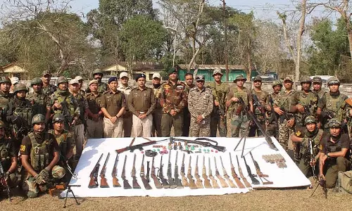ലഭിച്ചത് 1000 ത്തിലധികം ആയുധങ്ങൾ: മണിപ്പൂരിലെ കലാപനാളുകളിൽ കൊള്ളയടിച്ച ആയുധങ്ങൾ കീഴടക്കിയതായി പൊലീസ്