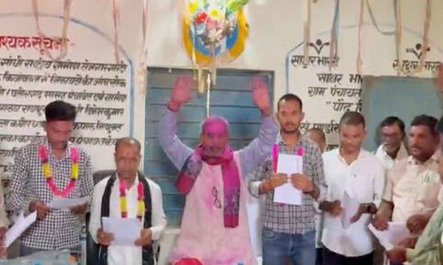 ഛത്തിസ്ഗഢിൽ ഭാര്യമാർക്ക് പകരം സത്യപ്രതിജ്ഞ ചെയ്തത് ഭർത്താക്കന്മാർ; വീഡിയോ വൈറൽ