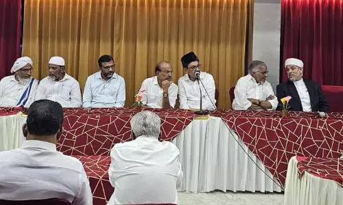 ഇഫ്താർ സംഗമത്തിൽ പാണക്കാട് സയ്യിദ് സാദിഖലി ശിഹാബ് തങ്ങൾ അധ്യക്ഷത വഹിച്ച് സംസാരിക്കുന്നു