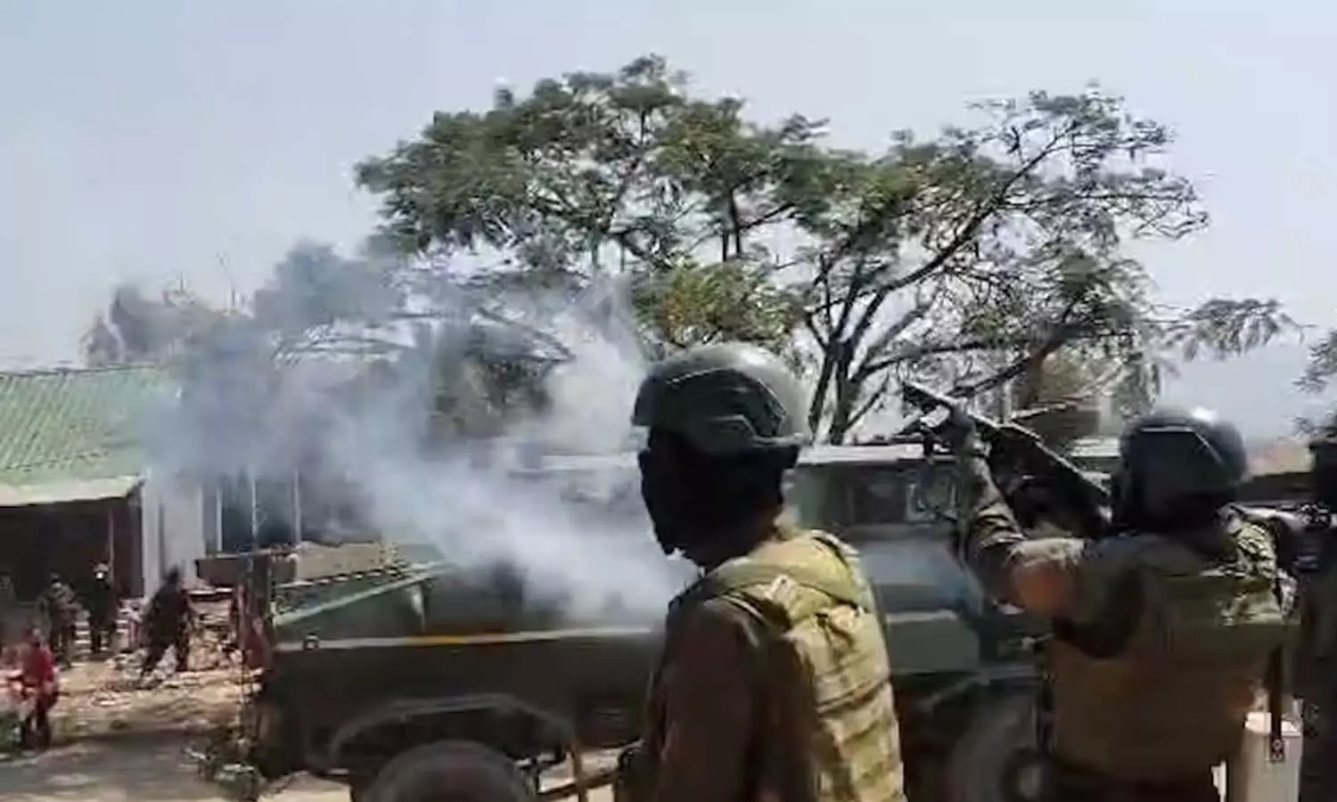 മണിപ്പൂരിൽ പുനരാരംഭിച്ച ബസ് സർവീസിന് നേരെ ആക്രമണം മണിപ്പൂരിൽ പുനരാരംഭിച്ച ബസ് സർവീസിന് നേരെ ആക്രമണം