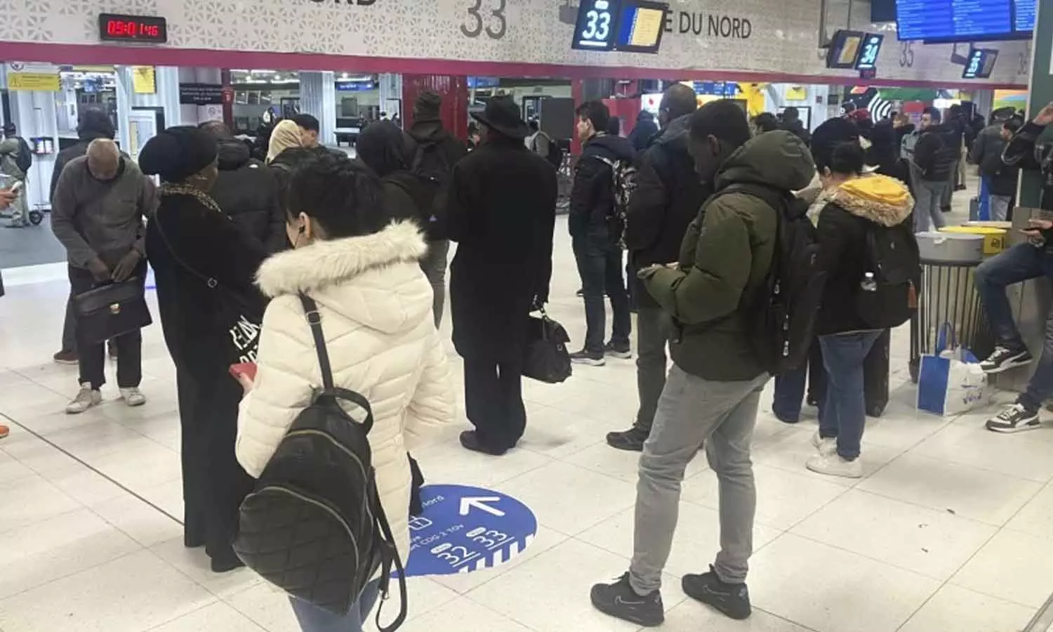 WWII bomb disposal operation in Paris causes hours of travel chaos