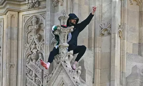 Man holding Palestinian flag scales London’s Big Ben Man holding Palestinian flag scales London’s Big Ben