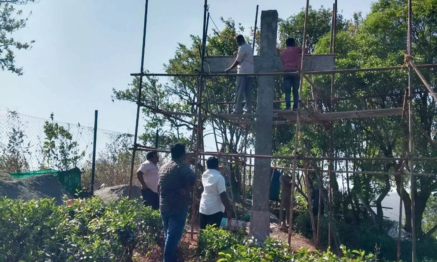 പരുന്തുംപാറയിലെ കയ്യേറ്റം: കുരിശ് റവന്യൂ സംഘം പൊളിച്ചുനീക്കി പരുന്തുംപാറയിലെ കയ്യേറ്റം: കുരിശ് റവന്യൂ സംഘം പൊളിച്ചുനീക്കി