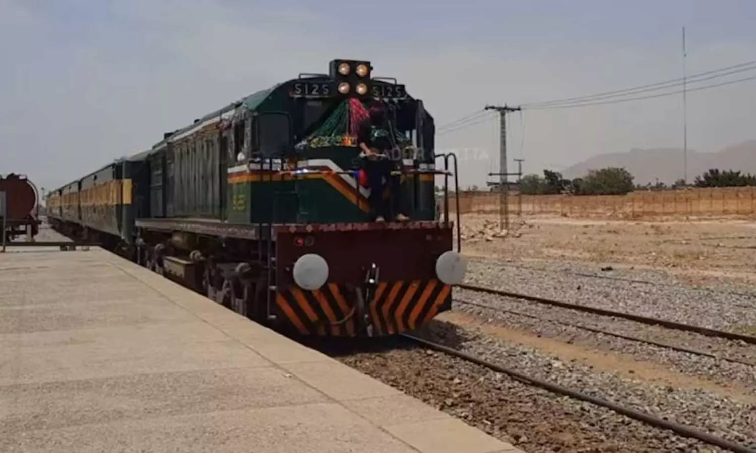 പാകിസ്താനിൽ ട്രെയിൻ തട്ടിയെടുത്തു; 450 യാത്രികരെ ബന്ദിയാക്കി പാകിസ്താനിൽ ട്രെയിൻ തട്ടിയെടുത്തു; 450 യാത്രികരെ ബന്ദിയാക്കി