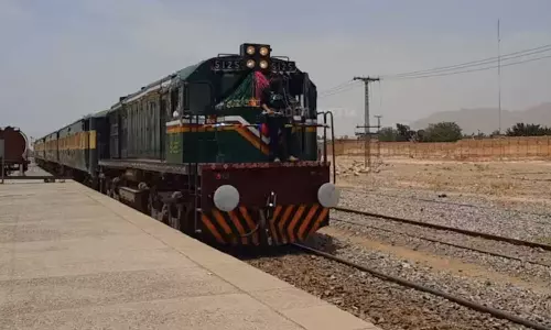 പാകിസ്താനിൽ ട്രെയിൻ തട്ടിയെടുത്തു; 450 യാത്രികരെ ബന്ദിയാക്കി