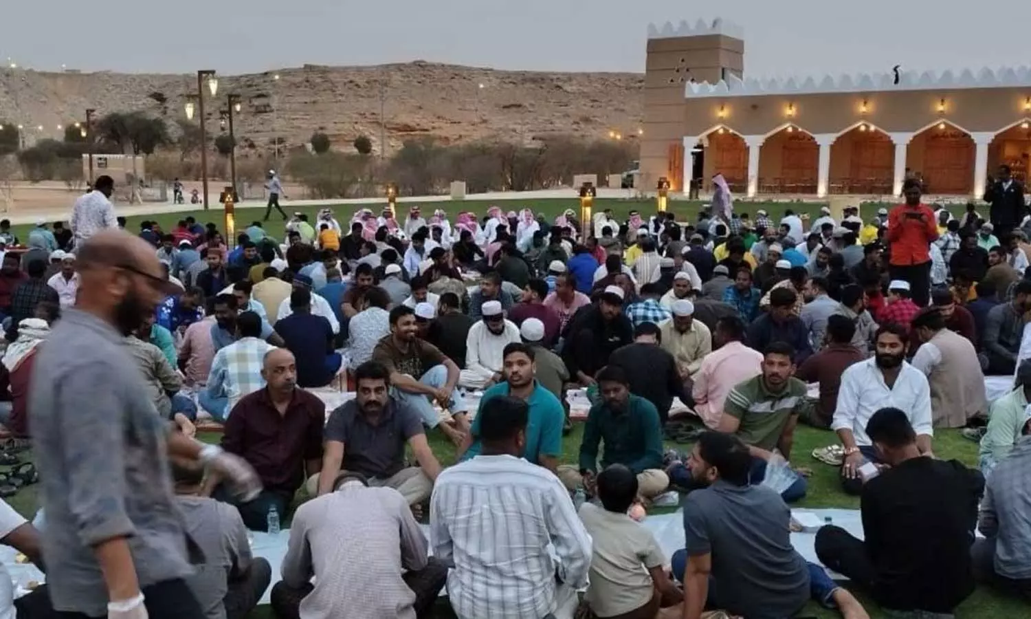 കേളി കലാ സാംസ്കാരിക വേദി ഹോത്തയിൽ സംഘടിപ്പിച്ച ഇഫ്താറിൽ ആയിരങ്ങൾ പങ്കാളികളായി കേളി കലാ സാംസ്കാരിക വേദി ഹോത്തയിൽ സംഘടിപ്പിച്ച ഇഫ്താറിൽ ആയിരങ്ങൾ പങ്കാളികളായി