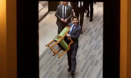 നാവ് പുറത്തേക്ക് നീട്ടി,കസേരയും താങ്ങിപ്പിടിച്ച് കനേഡിയൻ പാർലമെന്‍റിന് പുറത്തേക്ക് നീങ്ങുന്ന ജസ്റ്റിൻ ട്രൂഡോ; ട്രംപാണോ ലക്ഷ്യമെന്ന് സോഷ്യൽമീഡിയ