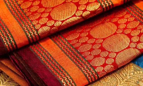 പ്രദര്ശന മേളയിൽ നിന്ന് ആറംഗ വനിതാ സംഘം മോഷ്ടിച്ചത് 12 ലക്ഷം രൂപയുടെ സാരികൾ പ്രദര്ശന മേളയിൽ നിന്ന് ആറംഗ വനിതാ സംഘം മോഷ്ടിച്ചത് 12 ലക്ഷം രൂപയുടെ സാരികൾ