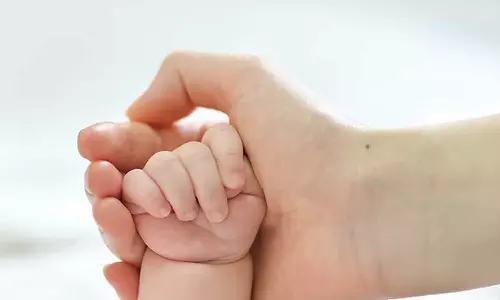 ‘വീട്ടിലെ പ്രസവത്തിന് ഇസ്‌ലാമുമായോ അക്യുപങ്ചറുമായോ ഒരു ബന്ധവുമില്ല, ഗജഫ്രോഡുകളുടെ ഇരകൾ മാത്രമാണ് ജീവിച്ചിരിക്കുന്ന ആ ഉമ്മയും കുഞ്ഞും’ ; ചർച്ചയായി ഡോക്ടറുടെ കുറിപ്പ്