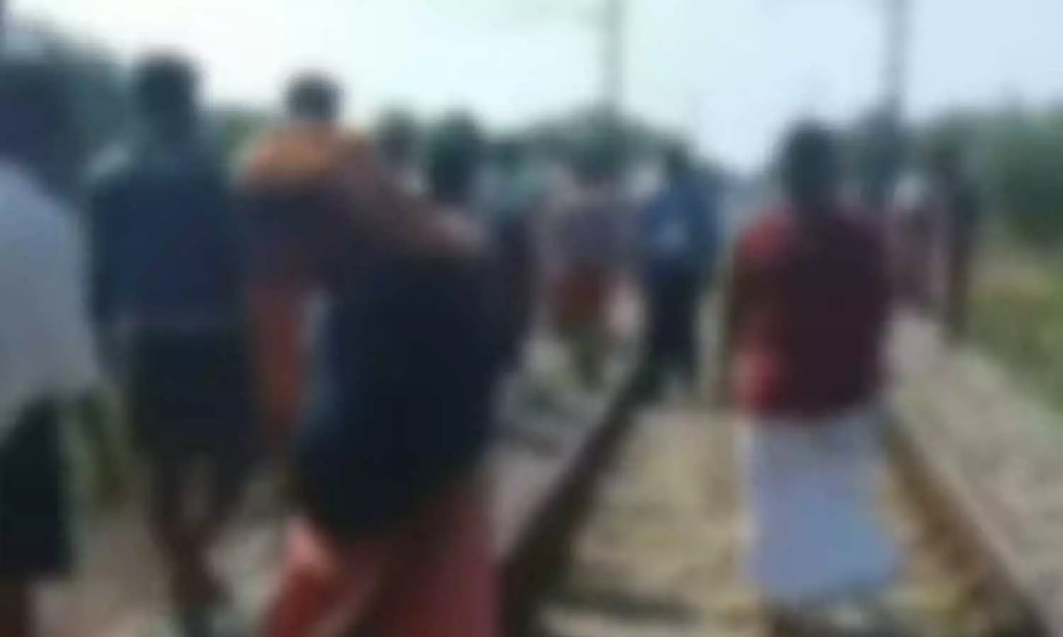 ആലപ്പുഴ തകഴിയിൽ അമ്മയും മകളും ട്രെയിൻ തട്ടി മരിച്ചു ആലപ്പുഴ തകഴിയിൽ അമ്മയും മകളും ട്രെയിൻ തട്ടി മരിച്ചു