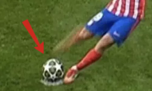 ഡബിൾ ടച്ച്​?: അൽവാരസിന്റെ പെനൽറ്റി കിക്ക് റദ്ദാക്കി; വിവാദം