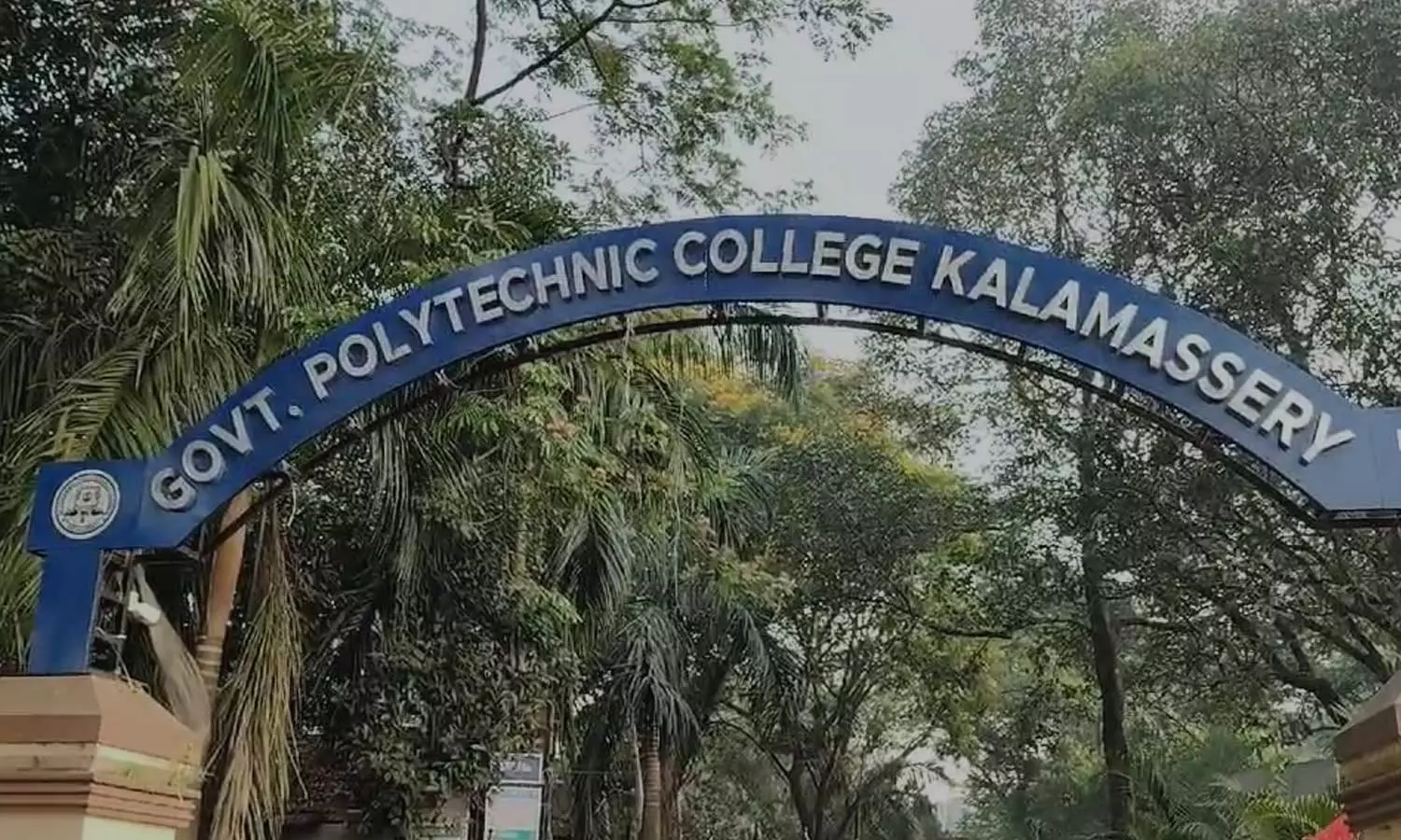 കളമശ്ശേരി പോളിടെക്നിക് കോളജ് ഹോസ്റ്റലിൽ നിന്ന് 2 കിലോ കഞ്ചാവും മദ്യവും പിടികൂടി