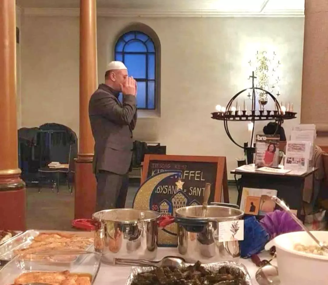 ഓസ്ലോയിലെ ക്രിസ്ത്യൻ ചർച്ച് സംഘടിപ്പിച്ച സമൂഹ നോമ്പുതുറക്കിടെ ബാങ്ക് വിളിക്കുന്നതിന്റെ ദൃശ്യം ഓസ്ലോയിലെ ക്രിസ്ത്യൻ ചർച്ച് സംഘടിപ്പിച്ച സമൂഹ നോമ്പുതുറക്കിടെ ബാങ്ക് വിളിക്കുന്നതിന്റെ ദൃശ്യം