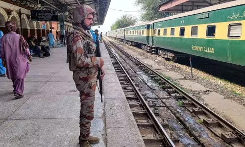 ബലൂചിസ്ഥാനിലെ ട്രെയിൻ റാഞ്ചലിൽ ഇന്ത്യക്ക് പങ്കുണ്ടെന്ന് പാകിസ്താൻ; രൂക്ഷ വിമർശനവുമായി ഇന്ത്യ ബലൂചിസ്ഥാനിലെ ട്രെയിൻ റാഞ്ചലിൽ ഇന്ത്യക്ക് പങ്കുണ്ടെന്ന് പാകിസ്താൻ; രൂക്ഷ വിമർശനവുമായി ഇന്ത്യ