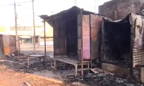 ജാർഖണ്ഡിൽ ഹോളിക്കിടെ ആക്രമണം; കടകൾക്കും വാഹനങ്ങൾക്കും തീവെച്ചു