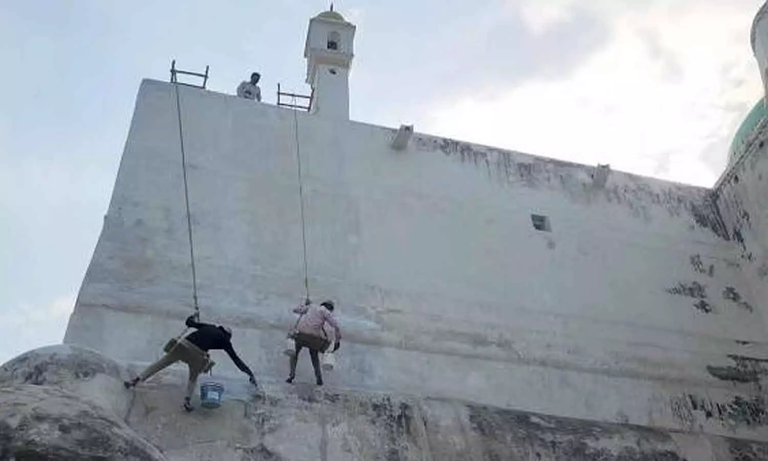 Whitewashing of Shahi Jama Masjid begins after Allahabad HC order Whitewashing of Shahi Jama Masjid begins after Allahabad HC order