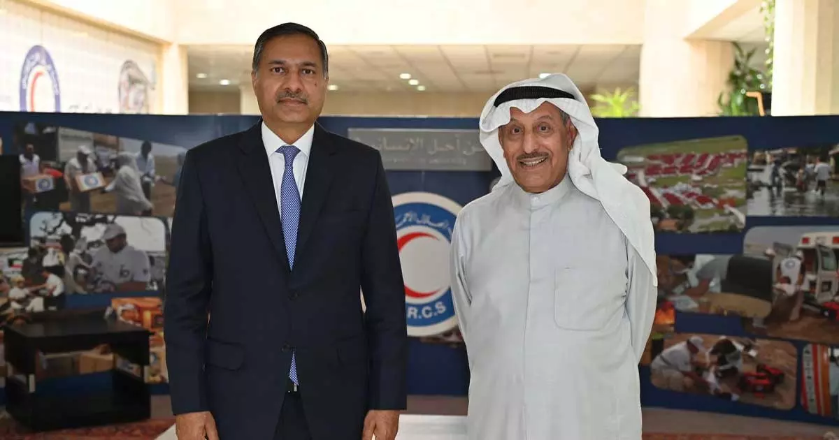 കുവൈത്ത് റെഡ് ക്രെസൻറ് സൊസൈറ്റി ചെയർമാനുമായി കൂടിക്കാഴ്ച നടത്തി ഇന്ത്യൻ സ്ഥാനപതി