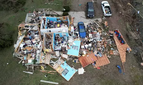 അമേരിക്കയിൽ ആഞ്ഞടിച്ച് ചുഴലിക്കാറ്റ്:  33 മരണം, കനത്ത നാശനഷ്ടം