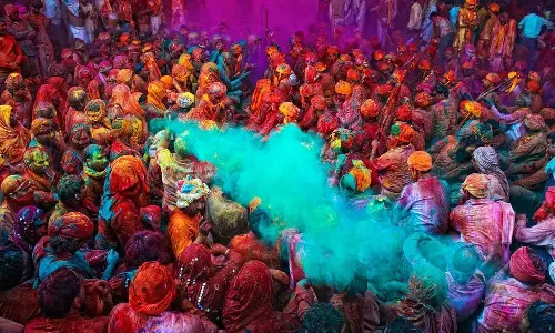 ഹോളി ആഘോഷത്തിനിടെ പള്ളിയുടെ ഗേറ്റ് തകർക്കാൻ ശ്രമം; മഹാരാഷ്ട്രയിൽ യുവാക്കൾക്കെതിരെ കേസ്