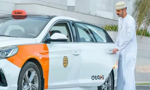 ഒമാനിലെ ഓറഞ്ച്, വെള്ള ടാക്സികൾ ലൈസൻസുള്ള കമ്പനികളുടെ ഭാഗമാകണമെന്ന് ഗതാഗത മന്ത്രാലയത്തിൻ‌റെ മുന്നറിയിപ്പ്