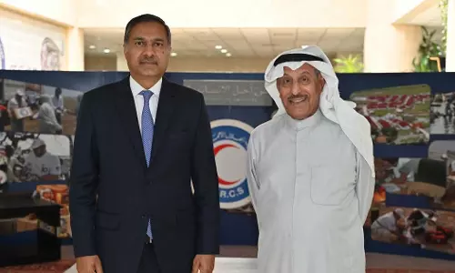 കുവൈത്ത് റെഡ് ക്രെസൻറ് സൊസൈറ്റി ചെയർമാനുമായി കൂടിക്കാഴ്ച നടത്തി ഇന്ത്യൻ സ്ഥാനപതി