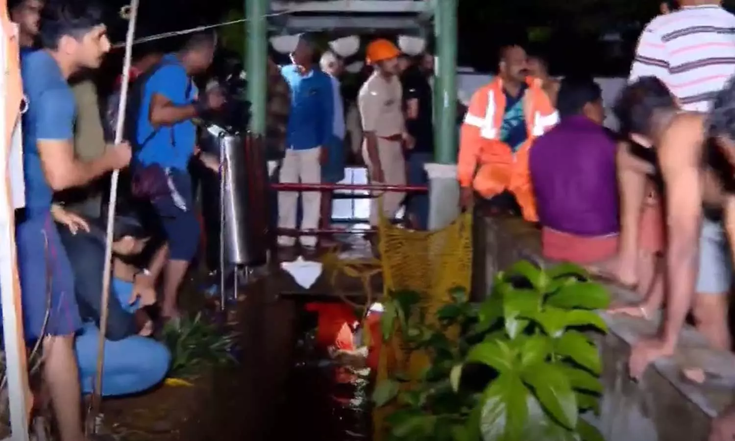 കോഴിക്കോട് കോവൂരില് ഓവുചാലിൽ വീണയാള്ക്ക് വേണ്ടിയുള്ള തിരിച്ചില് ഇന്നും തുടരും കോഴിക്കോട് കോവൂരില് ഓവുചാലിൽ വീണയാള്ക്ക് വേണ്ടിയുള്ള തിരിച്ചില് ഇന്നും തുടരും