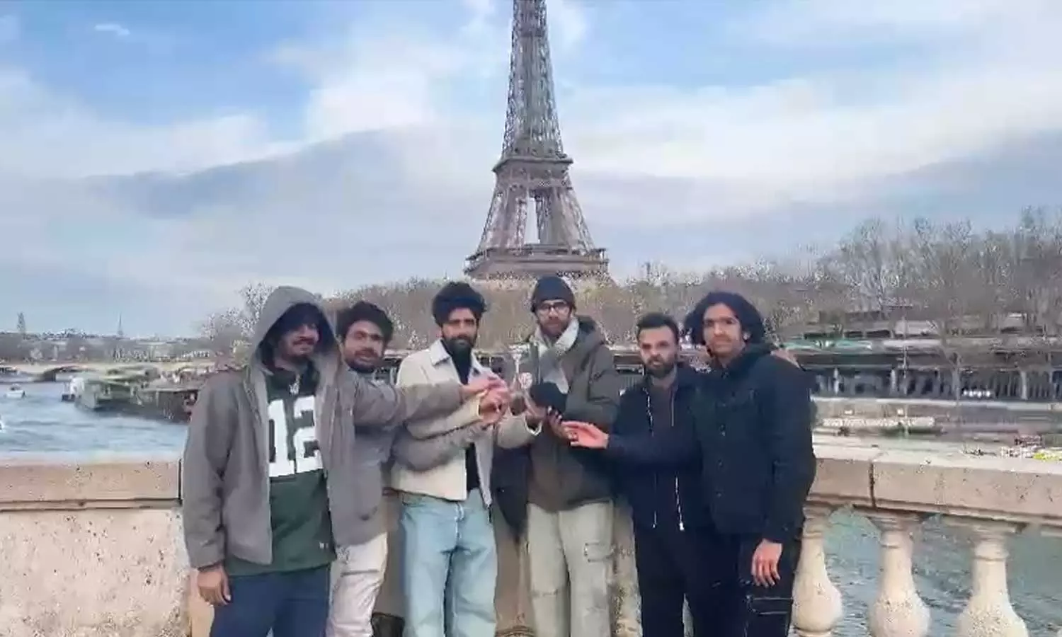 ബോൻജൂർ പാരീസ്; ഈഫൽ ടവറിന് മുന്നിലൊരു മലയാള പുസ്തക പ്രകാശനം ബോൻജൂർ പാരീസ്; ഈഫൽ ടവറിന് മുന്നിലൊരു മലയാള പുസ്തക പ്രകാശനം