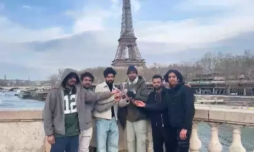 ബോൻജൂർ പാരീസ്; ഈഫൽ ടവറിന് മുന്നിലൊരു മലയാള പുസ്തക പ്രകാശനം