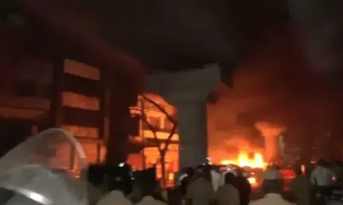 ഔറംഗസേബിന്റെ ശവകുടീരം പൊളിക്കണമെന്ന വിഎച്ച്പി ആവശ്യത്തിന് പിന്നാലെ നാഗ്പൂരിൽ സംഘർഷം: കടകൾക്കും വാഹനങ്ങൾക്കും തീവെച്ചു