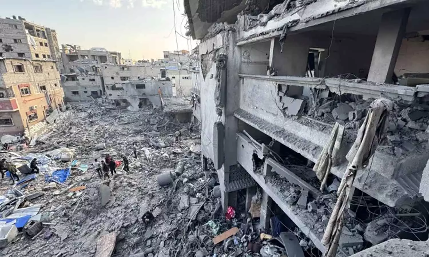 ഗസ്സയെ വീണ്ടും ചോരക്കളമാക്കി ഇസ്രായേൽ; മരണസംഖ്യ 300 കടന്നു, ഗസ്സയിലുടനീളം വ്യോമാക്രമണം ഗസ്സയെ വീണ്ടും ചോരക്കളമാക്കി ഇസ്രായേൽ; മരണസംഖ്യ 300 കടന്നു, ഗസ്സയിലുടനീളം വ്യോമാക്രമണം