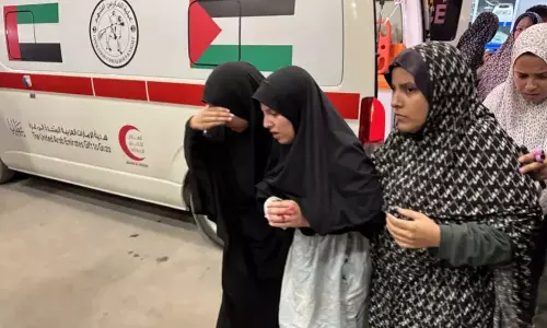 ഗസ്സയിലുടനീളം ബോംബിട്ട് ഇസ്രായേൽ: കൊല്ലപ്പെട്ടവരുടെ എണ്ണം 200 കടന്നു, മരിച്ചവരിൽ അധികവും കുട്ടികൾ ഗസ്സയിലുടനീളം ബോംബിട്ട് ഇസ്രായേൽ: കൊല്ലപ്പെട്ടവരുടെ എണ്ണം 200 കടന്നു, മരിച്ചവരിൽ അധികവും കുട്ടികൾ