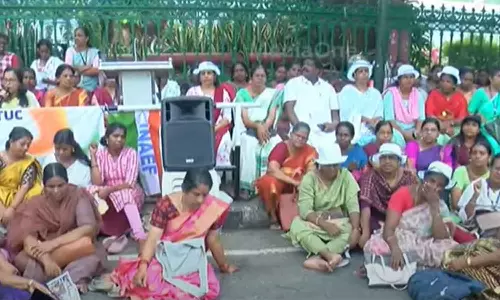 സമരം ചെയ്യുന്ന അങ്കണവാടി ജീവനക്കാർക്ക് ഓണറേറിയം നൽകേണ്ടെന്ന് സർക്കാർ: സമരം തുടർന്നാൽ നടപടികളെടുക്കാനും നിർദേശം