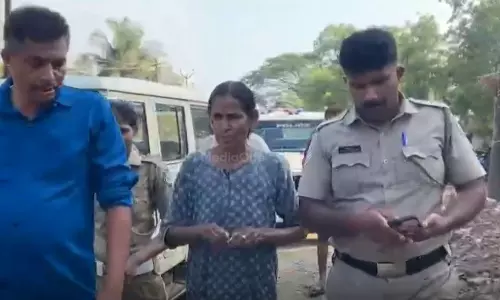 പാലക്കാട് അഞ്ച് കിലോ കഞ്ചാവുമായി വീട്ടമ്മ പിടിയിൽ