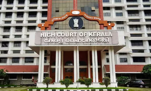 ജാമ്യാപേക്ഷയുടെ മറവിൽ മെഡിക്കൽ ടൂറിസം; ആരോഗ്യ കാരണങ്ങള് മുന്നിര്ത്തി നല്കുന്ന ജാമ്യാപേക്ഷക്കെതിരെ ഹൈക്കോടതി ജാമ്യാപേക്ഷയുടെ മറവിൽ മെഡിക്കൽ ടൂറിസം; ആരോഗ്യ കാരണങ്ങള് മുന്നിര്ത്തി നല്കുന്ന ജാമ്യാപേക്ഷക്കെതിരെ ഹൈക്കോടതി