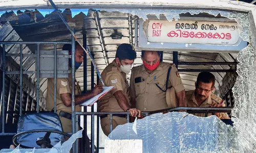പോപ്പുലർ ഫ്രണ്ട് മിന്നൽ ഹർത്താൽ: കെഎസ്ആർടിസിക്ക് നഷ്ടപരിഹാരം നൽകണമെന്ന് ക്ലെയിം കമ്മീഷണർ റിപ്പോർട്ട് പോപ്പുലർ ഫ്രണ്ട് മിന്നൽ ഹർത്താൽ: കെഎസ്ആർടിസിക്ക് നഷ്ടപരിഹാരം നൽകണമെന്ന് ക്ലെയിം കമ്മീഷണർ റിപ്പോർട്ട്