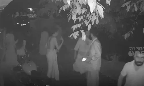 തൃശൂരില്‍ അച്ഛനെയും മകനേയും ഗുണ്ടകൾ വെട്ടിപ്പരിക്കേല്‍പ്പിച്ചു