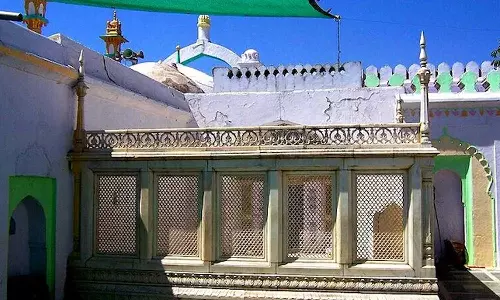 Plea in Bombay High Court seeks demolition of Aurangzebs tomb Plea in Bombay High Court seeks demolition of Aurangzebs tomb