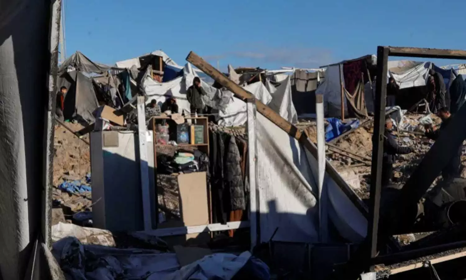 ബർദാവീൽ കഴിഞ്ഞിരുന്ന ടെൻറ്​ ആക്രമണത്തിൽ തകർന്നപ്പോൾ