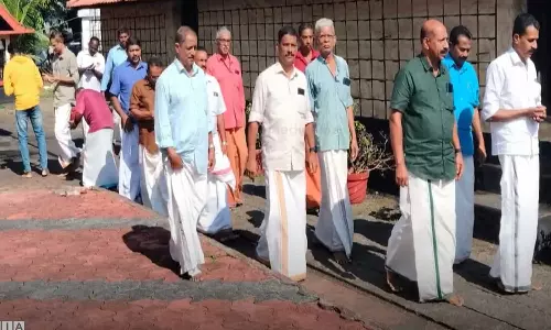 പത്തനംതിട്ടയില്‍ ക്ഷേത്രത്തിൽ ഷർട്ട് ധരിച്ച് ദർശനം നടത്തി ഭക്തർ