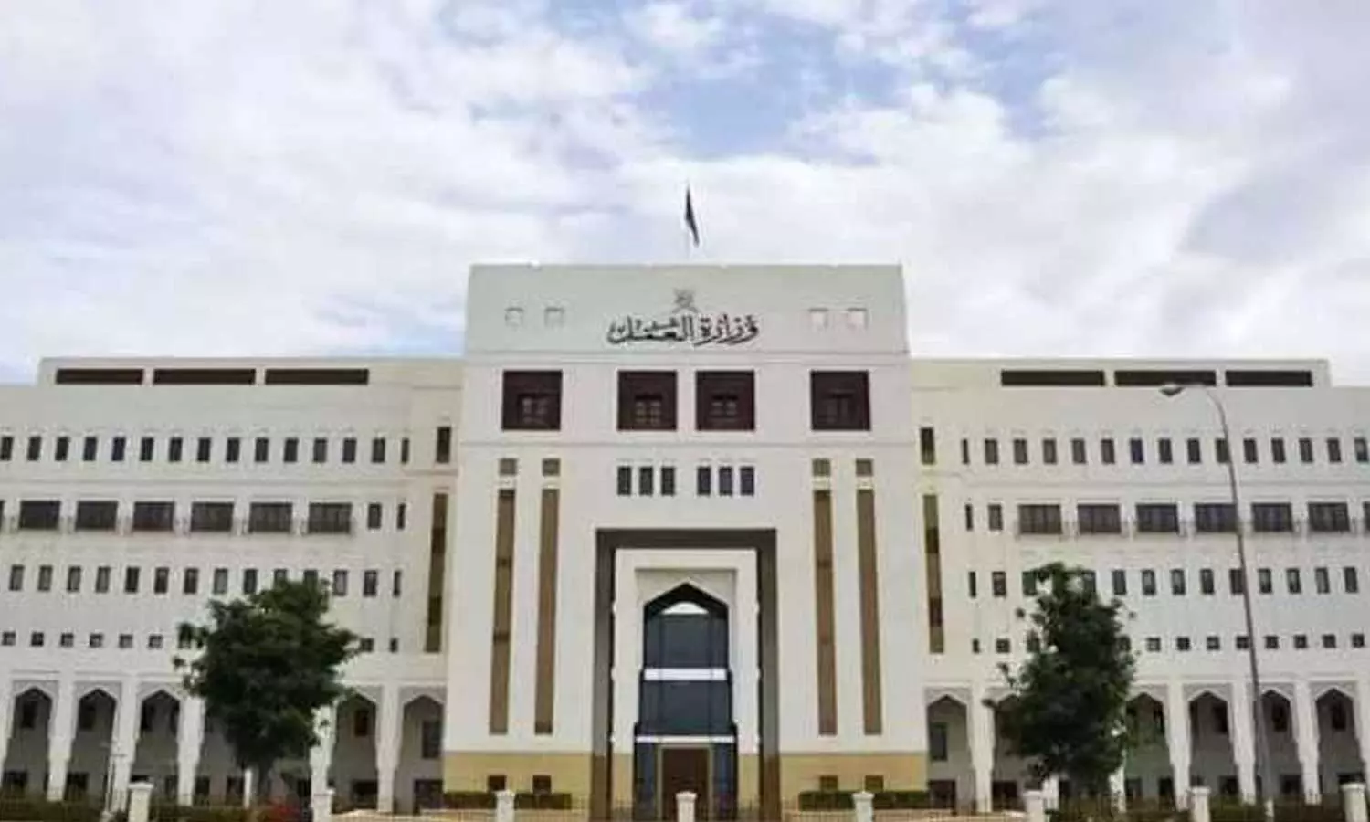 പെരുന്നാളിനോടനുബന്ധിച്ച് സ്വകാര്യ മേഖലയിലെ ജീവനക്കാർക്ക് ശമ്പളം നേരത്തെ നൽകണം; ഒമാൻ തൊഴിൽ മന്ത്രാലയം