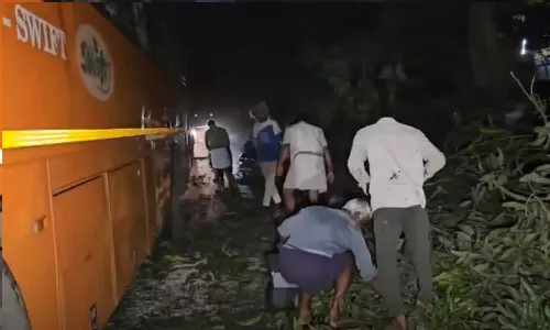 റോഡിലേക്ക് ഒടിഞ്ഞു വീണ മാവിന് കൊമ്പിൽ നിന്നും മാങ്ങ പെറുക്കുന്നതിനിടെ KSRTC സ്വിഫ്റ്റ് പാഞ്ഞുകയറി; 3 പേർക്ക് പരിക്ക്, ഒരാളുടെ നില ഗുരുതരം റോഡിലേക്ക് ഒടിഞ്ഞു വീണ മാവിന് കൊമ്പിൽ നിന്നും മാങ്ങ പെറുക്കുന്നതിനിടെ KSRTC സ്വിഫ്റ്റ് പാഞ്ഞുകയറി; 3 പേർക്ക് പരിക്ക്, ഒരാളുടെ നില ഗുരുതരം