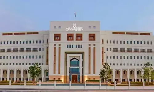 ഒമാനികളുടെ മിനിമം വേതനത്തിൽ വർധനവ് വരുത്തുന്ന കാര്യം സജീവ   പരി​ഗണനയിലാണെന്ന് ഒമാൻ തൊഴിൽ മന്ത്രി